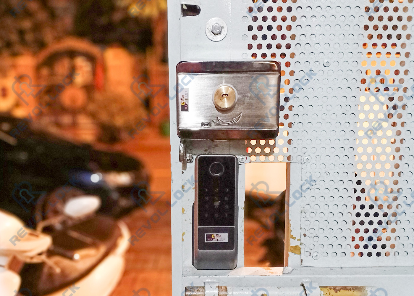 Lap-khoa-pin-van-tay-mot-chieu-cho-nha-o-tai-Phuoc-Long-B-Quan-9